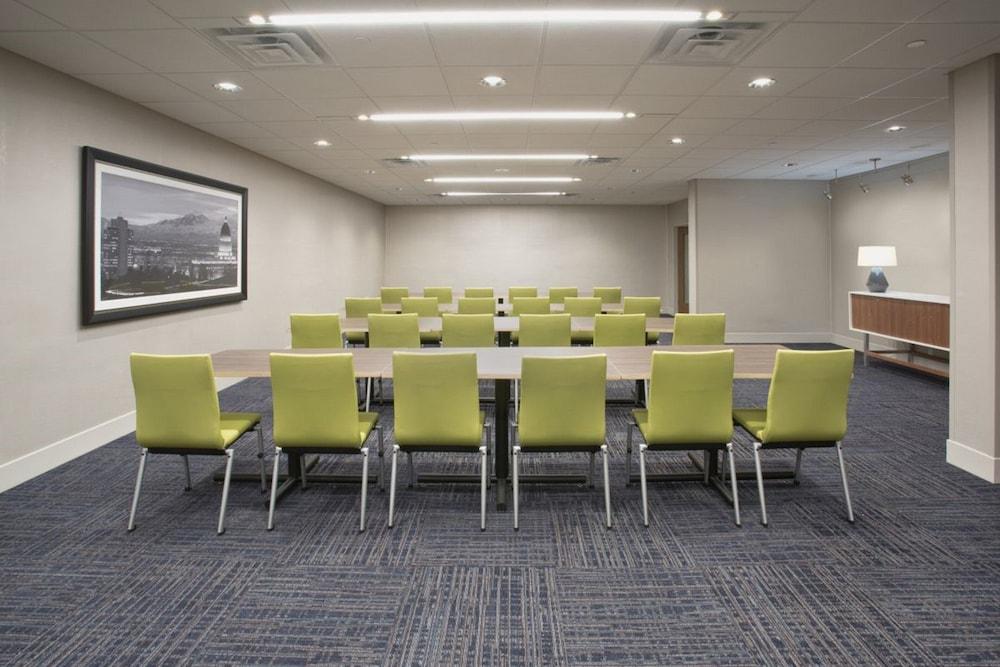 Junction City Inn & Suites Екстериор снимка